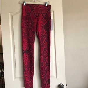 NWT Lululemon Wunder Unders, size 8